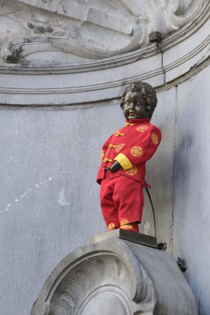 (261002) -- BEIJING, Oct. 2, 2026 (Xinhua) -- The Manneken-Pis is seen in Chinese Tang suit to celebrate the 77th anniversary of the founding of the People's Republic of China in Brussels, Belgium, Oct. 1, 2026. (Xinhua/Weng Xinyang)