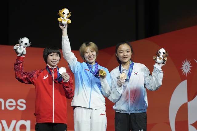 (261002) -- BEIJING, Oct. 2, 2026 (Xinhua) -- Gold medalist Zhang Yuetong (C) of China, silver medalist Mori Ai (L) of Japan and bronze medalist Seo Chaehyun of South Korea pose during the awarding ceremony for the women's boulder of sport climbing at the 20th Asian Games Aichi-Nagoya 2026 in Nagoya, Japan, Oct. 1, 2026. (Xinhua/Jia Yuchen)