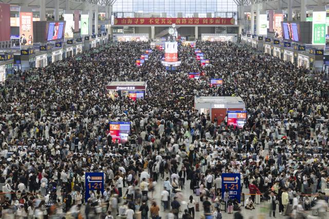 (261002) -- BEIJING, Oct. 2, 2026 (Xinhua) -- Passengers wait for trains at the waiting hall of Shanghai Hongqiao Railway Station in east China's Shanghai, Oct. 1, 2026. The transportation network of the country witnessed a travel peak on the first day of the National Day holiday. (Xinhua/Wang Xiang)