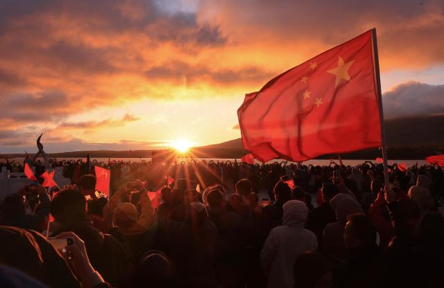 (261002) -- BEIJING, Oct. 2, 2026 (Xinhua) -- People watch the sunrise on the first day of the National Day holiday in Fuyuan City, northeast China's Heilongjiang Province, Oct. 1, 2026. (Photo by Li Yongjun/Xinhua)