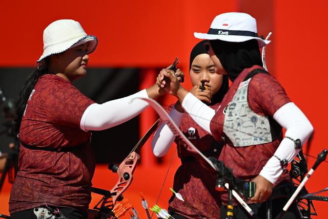 (261002) -- OKAZAKI, Oct. 2, 2026 (Xinhua) -- Diananda Choirunisa (R), Fathiyya Erista Maharani (C), Rezza Octavia of team Indonesia cheer up during the recurve women's team bronze medal match of archery against team China at the 20th Asian Games Aichi-Nagoya 2026 in Okazaki of Aichi Prefecture, Japan, Oct. 2, 2026. (Xinhua/Yu Yang)