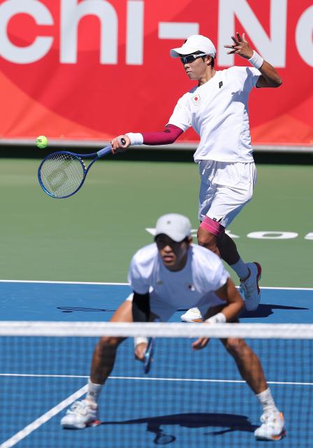(261002) -- NAGOYA, Oct. 2, 2026 (Xinhua) -- Kusuhara Yusuke(top)/Nakagawa Shunsuke of Japan compete during the men's doubles Gold Medal Match of tennis between Kusuhara Yusuke/Nakagawa Shunsuke of Japan and Nam Jisung/Park Uisung of South Korea at the 20th Asian Games Aichi-Nagoya 2026 in Nagoya, Japan, Oct. 2, 2026. (Xinhua/Li Bo)