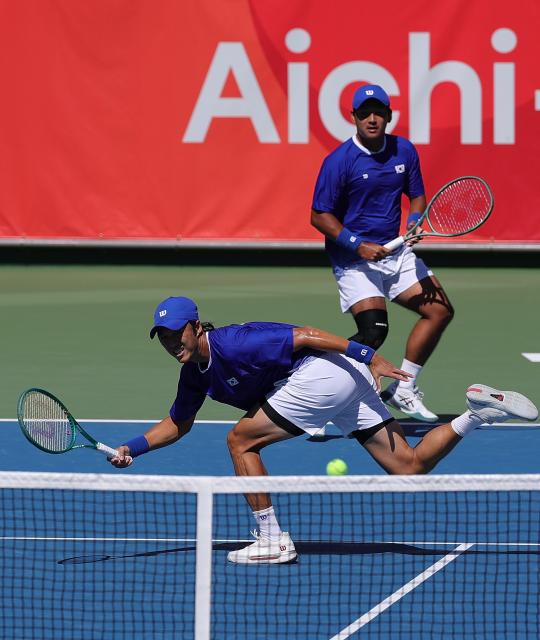 (261002) -- NAGOYA, Oct. 2, 2026 (Xinhua) -- Nam Jisung/Park Uisung(front) of South Korea compete during the men's doubles Gold Medal Match of tennis between Kusuhara Yusuke/Nakagawa Shunsuke of Japan and Nam Jisung/Park Uisung of South Korea at the 20th Asian Games Aichi-Nagoya 2026 in Nagoya, Japan, Oct. 2, 2026. (Xinhua/Li Bo)