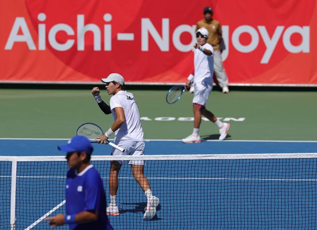 (261002) -- NAGOYA, Oct. 2, 2026 (Xinhua) -- Kusuhara Yusuke/Nakagawa Shunsuke (C) of Japan react during the men's doubles Gold Medal Match of tennis between Kusuhara Yusuke/Nakagawa Shunsuke of Japan and Nam Jisung/Park Uisung of South Korea at the 20th Asian Games Aichi-Nagoya 2026 in Nagoya, Japan, Oct. 2, 2026. (Xinhua/Li Bo)