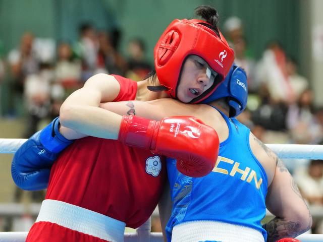 (261002) -- NISHIO, Oct. 2, 2026 (Xinhua) -- Lin Yu-ting (L) of Chinese Taipei competes with Yang Chengyu of China during the women's 60kg final bout of boxing at the 20th Asian Games Aichi-Nagoya 2026 in Nishio of Aichi Prefecture, Japan, Oct. 2, 2026. (Xinhua/Chen Zeguo)