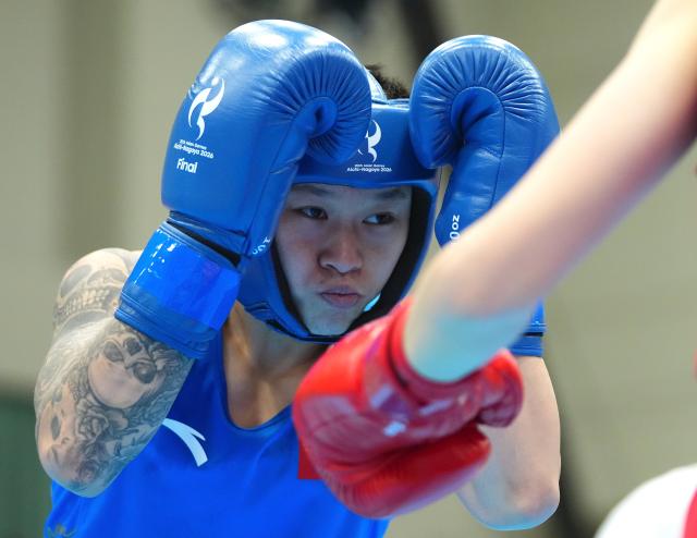 (261002) -- NISHIO, Oct. 2, 2026 (Xinhua) -- Yang Chengyu of China competes during the women's 60kg final bout of boxing against Lin Yu-ting of Chinese Taipei at the 20th Asian Games Aichi-Nagoya 2026 in Nishio of Aichi Prefecture, Japan, Oct. 2, 2026. (Xinhua/Chen Zeguo)