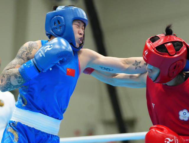 (261002) -- NISHIO, Oct. 2, 2026 (Xinhua) -- Yang Chengyu (L) of China competes with Lin Yu-ting of Chinese Taipei during the women's 60kg final bout of boxing at the 20th Asian Games Aichi-Nagoya 2026 in Nishio of Aichi Prefecture, Japan, Oct. 2, 2026. (Xinhua/Chen Zeguo)