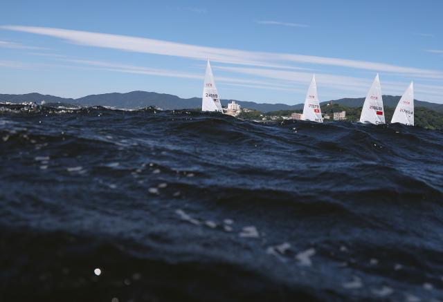 (261002) --  GAMAGORI, Oct. 2, 2026 (Xinhua) -- Athletes compete during the Men's Dinghy Final of Sailing at the 20th Asian Games Aichi-Nagoya 2026 in Gamagori of Aichi Prefecture, Japan, Oct. 2, 2026. (Xinhua/Deng Hua)