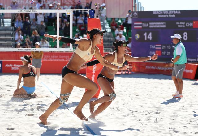 (261002) -- HEKINAN, Oct. 2, 2026 (Xinhua) -- Taravadee Naraphornrapat (front R)/Worapeerachayakorn Kongphopsarutawadee (front L) of Thailand celebrate after winning the Women's Beach Volleyball Gold Medal Match between Xia Xinyi/Yan Xu of China and Taravadee Naraphornrapat/Worapeerachayakorn Kongphopsarutawadee of Thailand at the 20th Asian Games Aichi-Nagoya 2026 in Hekinan of Aichi Prefecture, Japan, Oct. 2, 2026. (Xinhua/Luo Yuan)