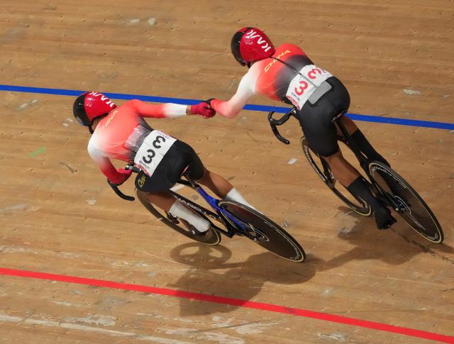 (261002) -- IZU, Oct. 2, 2026 (Xinhua) -- Cyclists of China compete during the men's madison final of cycling track at the 20th Asian Games Aichi-Nagoya 2026 in Izu of Shizuoka Prefecture, Japan, Oct. 2, 2026. (Xinhua/Zhou Mi)