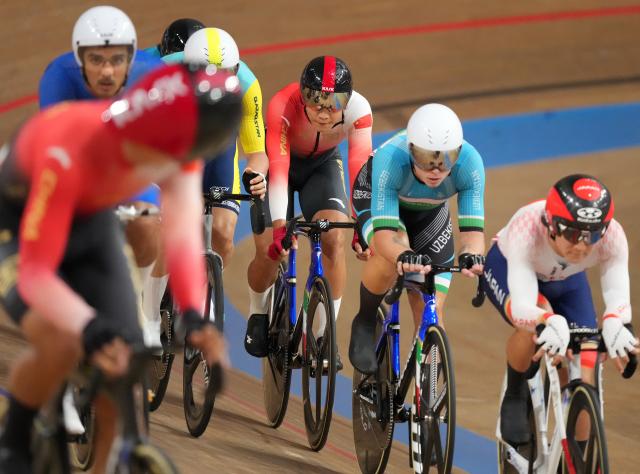 (261002) -- IZU, Oct. 2, 2026 (Xinhua) -- Cyclists compete during the men's madison final of cycling track at the 20th Asian Games Aichi-Nagoya 2026 in Izu of Shizuoka Prefecture, Japan, Oct. 2, 2026. (Xinhua/Zhou Mi)