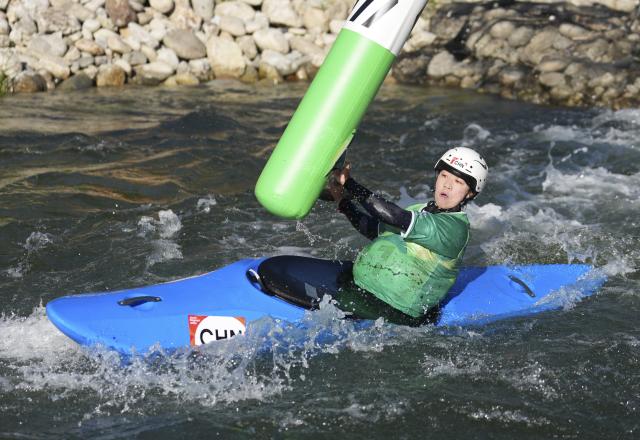 (261002) -- TOYOTA, Oct. 2, 2026 (Xinhua) -- Xu Linxi of China competes during the women's kayak cross final of canoe slalom at the 20th Asian Games Aichi-Nagoya 2026 in Toyota of Aichi Prefecture, Japan, Oct. 2, 2026. (Xinhua/Zhang Haobo)