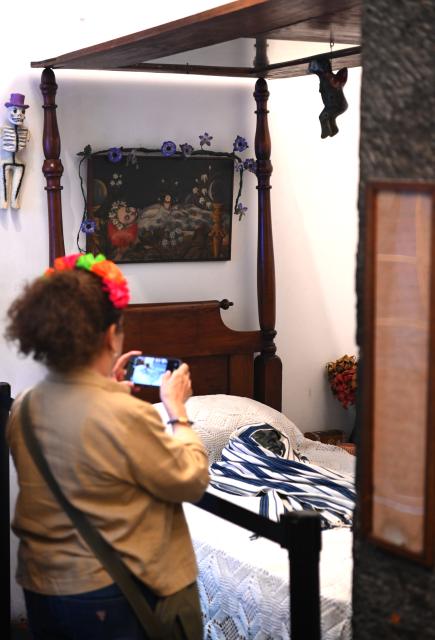 (261002) -- MEXICO CITY, Oct. 2, 2026 (Xinhua) -- A woman takes photos of Mexican painter Frida Kahlo's bed at the Casa Azul Museum in Mexico City, Mexico, Oct. 1, 2026. Casa Azul Museum is the former residence of Mexican painter Frida Kahlo. (Xinhua/Zhang Lei)
