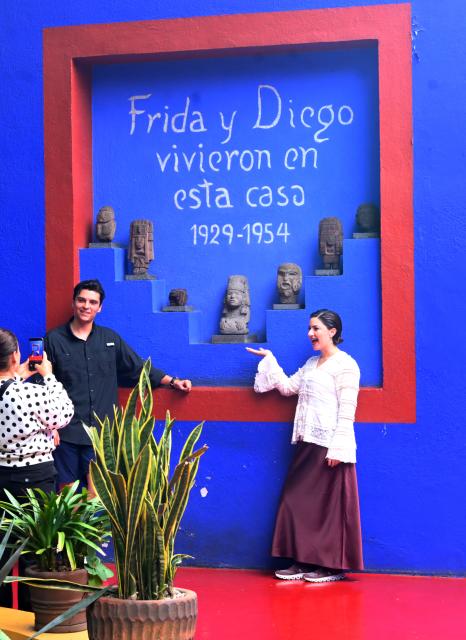 (261002) -- MEXICO CITY, Oct. 2, 2026 (Xinhua) -- People pose for photos at the Casa Azul Museum in Mexico City, Mexico, Oct. 1, 2026. Casa Azul Museum is the former residence of Mexican painter Frida Kahlo. (Xinhua/Zhang Lei)