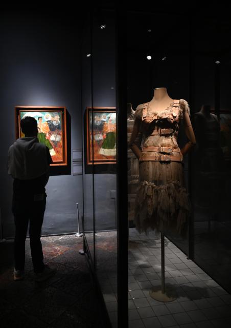 (261002) -- MEXICO CITY, Oct. 2, 2026 (Xinhua) -- A man visits the Casa Azul Museum in Mexico City, Mexico, Oct. 1, 2026. Casa Azul Museum is the former residence of Mexican painter Frida Kahlo. (Xinhua/Zhang Lei)