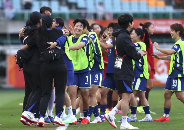(261002) -- FUKUROI, Oct. 2, 2026 (Xinhua) -- Players of South Korea celebrate after the women's 3rd place match of football between China and South Korea at 20th Asian Games Aichi-Nagoya 2026 in Fukuroi of Shizuoka Prefecture, Japan, Oct. 2, 2026. (Xinhua/Jia Haocheng)