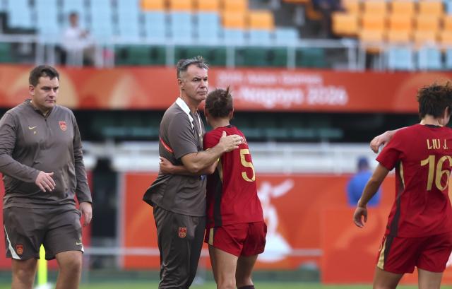 (261002) -- FUKUROI, Oct. 2, 2026 (Xinhua) -- Anthony Milicic (2nd L), head coach of China, hugs Wu Haiyan (3rd L) after the women's 3rd place match of football between China and South Korea at 20th Asian Games Aichi-Nagoya 2026 in Fukuroi of Shizuoka Prefecture, Japan, Oct. 2, 2026. (Xinhua/Jia Haocheng)