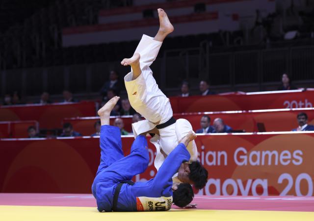 (261002) -- NAGOYA, Oct. 2, 2026 (Xinhua) -- Huang Fuchun (top) of China vies with Ernazar Sarsenbaev of Uzbekistan during the men -100kg bronze medals match of Judo at the 20th Asian Games Aichi-Nagoya 2026 in Nagoya, Japan, Oct. 2, 2026. (Xinhua/Yao Qilin)