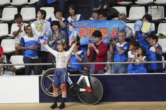 (261002) -- IZU, Oct. 2, 2026 (Xinhua) -- Kajihara Yumi of Japan celebrates after the women's ominium of cycling track at the 20th Asian Games Aichi-Nagoya 2026 in Izu of Shizuoka Prefecture, Japan, Oct. 2, 2026. (Xinhua/Zhou Mi)