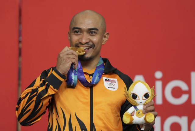 (261002) -- IZU, Oct. 2, 2026 (Xinhua) -- Gold medalsit Mohd Azizulhasni Awang of Malaysia poses during the awarding ceremony for the men's Keirin of cycling track at the 20th Asian Games Aichi-Nagoya 2026 in Izu of Shizuoka Prefecture, Japan, Oct. 2, 2026. (Xinhua/Zhou Mi)