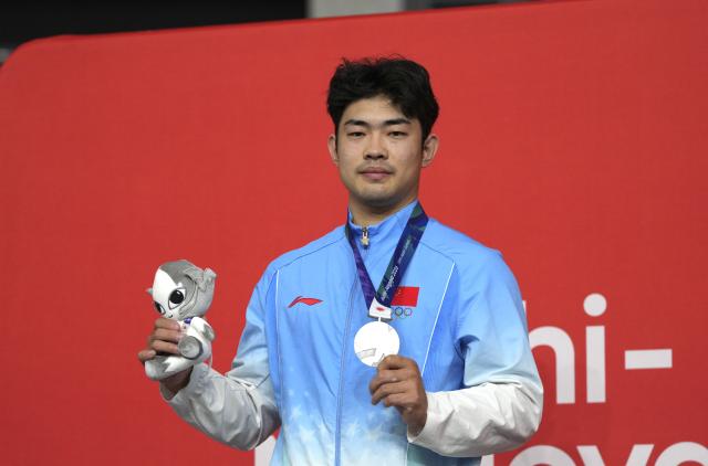 (261002) -- IZU, Oct. 2, 2026 (Xinhua) -- Silver medalist Li Zhiwei of China poses during the awarding ceremony for the men's Keirin of cycling track at the 20th Asian Games Aichi-Nagoya 2026 in Izu of Shizuoka Prefecture, Japan, Oct. 2, 2026. (Xinhua/Zhou Mi)