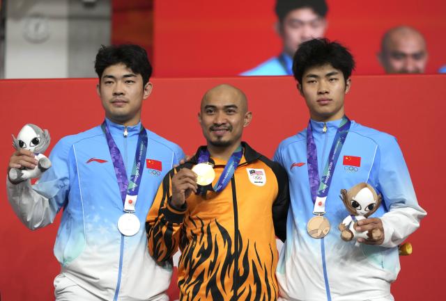 (261002) -- IZU, Oct. 2, 2026 (Xinhua) -- Gold medalsit Mohd Azizulhasni Awang (C) of Malaysia, silver medalist Li Zhiwei (L) of China and bronze medalist Xie Han of China pose during the awarding ceremony for the men's Keirin of cycling track at the 20th Asian Games Aichi-Nagoya 2026 in Izu of Shizuoka Prefecture, Japan, Oct. 2, 2026. (Xinhua/Zhou Mi)
