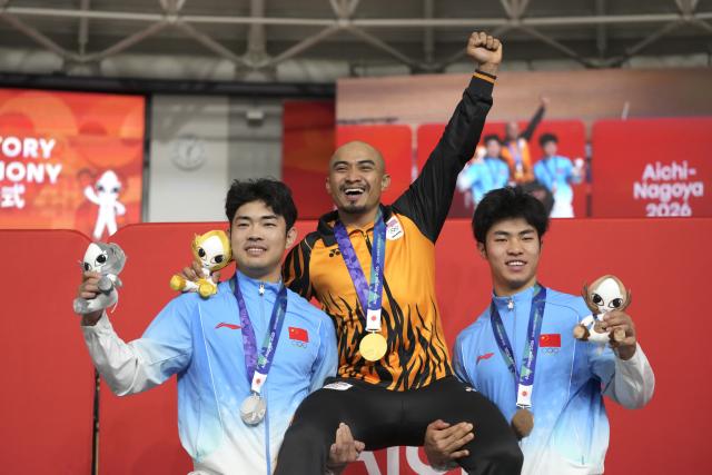 (261002) -- IZU, Oct. 2, 2026 (Xinhua) -- Gold medalsit Mohd Azizulhasni Awang (C) of Malaysia, silver medalist Li Zhiwei (L) of China and bronze medalist Xie Han of China pose during the awarding ceremony for the men's Keirin of cycling track at the 20th Asian Games Aichi-Nagoya 2026 in Izu of Shizuoka Prefecture, Japan, Oct. 2, 2026. (Xinhua/Zhou Mi)