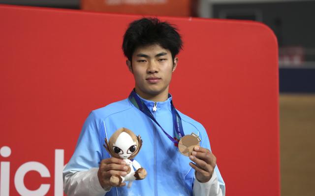 (261002) -- IZU, Oct. 2, 2026 (Xinhua) -- Bronze medalist Xie Han of China poses during the awarding ceremony for the men's Keirin of cycling track at the 20th Asian Games Aichi-Nagoya 2026 in Izu of Shizuoka Prefecture, Japan, Oct. 2, 2026. (Xinhua/Zhou Mi)