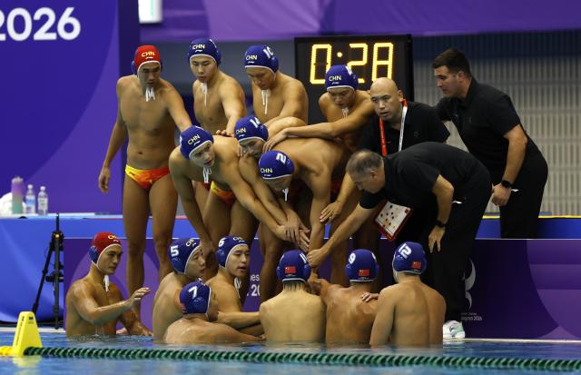(261002) -- NAGOYA, Oct. 2, 2026 (Xinhua) -- Team China gather together during the men's water polo semifinal match between China and Kazakhstan at the 20th Asian Games Aichi-Nagoya 2026 in Nagoya, Japan, Oct. 2, 2026. (Xinhua/Wu Zhizun)