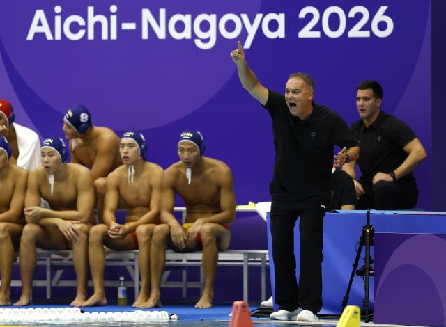(261002) -- NAGOYA, Oct. 2, 2026 (Xinhua) -- Head coach Ivan Asic (2nd R) of Team China gestures during the men's water polo semifinal match between China and Kazakhstan at the 20th Asian Games Aichi-Nagoya 2026 in Nagoya, Japan, Oct. 2, 2026. (Xinhua/Wu Zhizun)