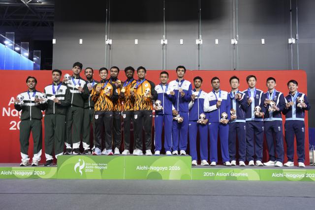 (261002) -- NAGOYA, Oct. 2, 2026 (Xinhua) -- Gold medalist team Malaysia, silver medalist team Pakistan, and bronze medalists team Hong Kong of China and team India pose during the awarding ceremony for the Men's Team of Squash at the 20th Asian Games Aichi-Nagoya 2026 in Nagoya, Japan, Oct. 2, 2026. (Xinhua/Jia Yuchen)