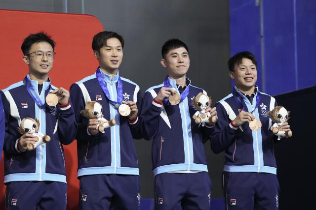 (261002) -- NAGOYA, Oct. 2, 2026 (Xinhua) -- Bronze medalist team Hong Kong of China poses during the awarding ceremony for the Men's Team of Squash at the 20th Asian Games Aichi-Nagoya 2026 in Nagoya, Japan, Oct. 2, 2026. (Xinhua/Jia Yuchen)