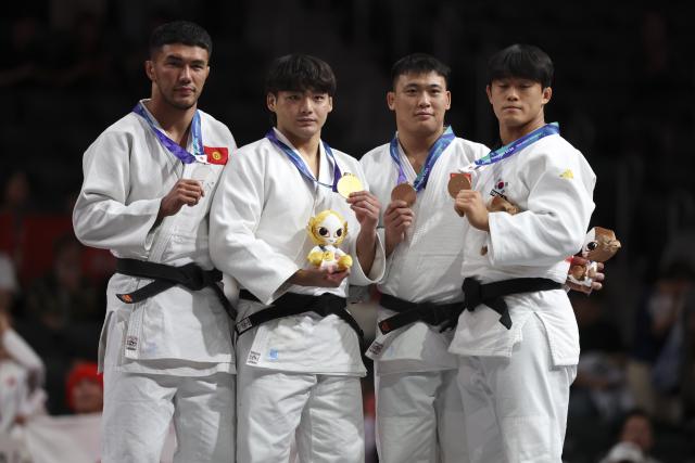(261002) -- NAGOYA, Oct. 2, 2026 (Xinhua) -- Gold medalist Okada Riku (2nd L) of Japan, silver medalist Erlan Sherov (1st L) of Kyrgyzstan, and bronze medalists Han Qi (2nd R) of China and Kim Jonghoon of South Korea pose during the awarding ceremony for the men -90kg of Judo at the 20th Asian Games Aichi-Nagoya 2026 in Nagoya, Japan, Oct. 2, 2026. (Xinhua/Yao Qilin)