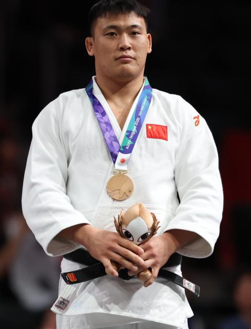 (261002) -- NAGOYA, Oct. 2, 2026 (Xinhua) -- Bronze medalists Han Qi of China poses during the awarding ceremony for the men -90kg of Judo at the 20th Asian Games Aichi-Nagoya 2026 in Nagoya, Japan, Oct. 2, 2026. (Xinhua/Yao Qilin)