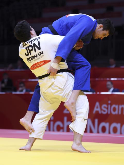 (261002) -- NAGOYA, Oct. 2, 2026 (Xinhua) -- Ota Hyoga (L) of Japan vies with Muzaffarbek Turoboyev of Uzbekistan during the men +100kg final of Judo at the 20th Asian Games Aichi-Nagoya 2026 in Nagoya, Japan, Oct. 2, 2026. (Xinhua/Yao Qilin)