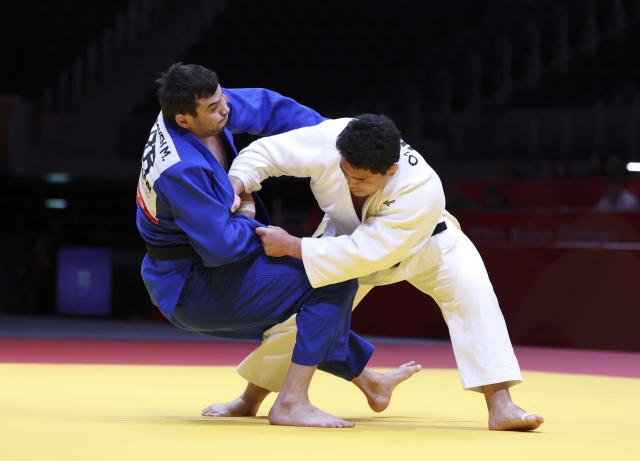 (261002) -- NAGOYA, Oct. 2, 2026 (Xinhua) -- Ota Hyoga (R) of Japan vies with Muzaffarbek Turoboyev of Uzbekistan during the men +100kg final of Judo at the 20th Asian Games Aichi-Nagoya 2026 in Nagoya, Japan, Oct. 2, 2026. (Xinhua/Yao Qilin)