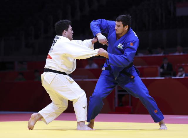 (261002) -- NAGOYA, Oct. 2, 2026 (Xinhua) -- Ota Hyoga (L) of Japan vies with Muzaffarbek Turoboyev of Uzbekistan during the men +100kg final of Judo at the 20th Asian Games Aichi-Nagoya 2026 in Nagoya, Japan, Oct. 2, 2026. (Xinhua/Yao Qilin)
