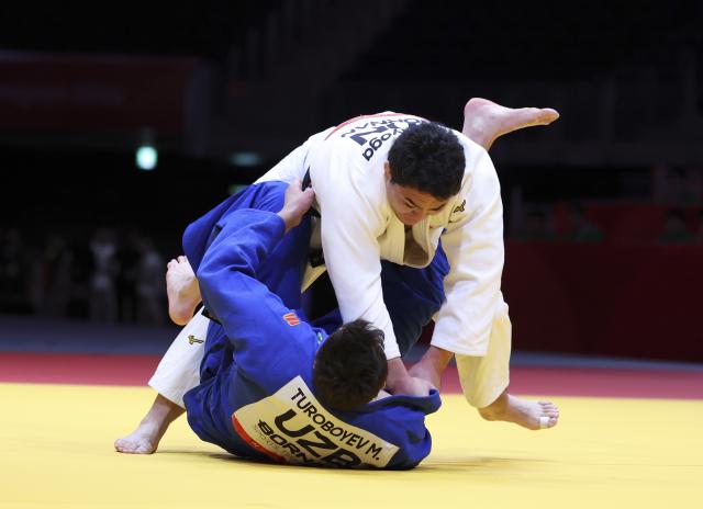 (261002) -- NAGOYA, Oct. 2, 2026 (Xinhua) -- Ota Hyoga (top) of Japan vies with Muzaffarbek Turoboyev of Uzbekistan during the men +100kg final of Judo at the 20th Asian Games Aichi-Nagoya 2026 in Nagoya, Japan, Oct. 2, 2026. (Xinhua/Yao Qilin)