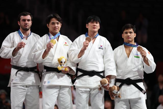 (261002) -- NAGOYA, Oct. 2, 2026 (Xinhua) -- Gold medalist Masuchi Ryotaro (2nd L) of Japan, silver medalist Dzhakhongir Madzhidov (1st L) of Tajikistan, bronze medalists Han Juyeop (2nd R) of South Korea and Ernazar Sarsenbaev of Uzbekistan pose during the awarding ceremony for the Men's -100kg of Judo at the 20th Asian Games Aichi-Nagoya 2026 in Nagoya, Japan, Oct. 2, 2026. (Xinhua/Yao Qilin)