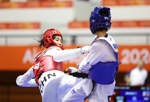 (261002) -- TOYOHASHI, Oct. 2, 2026 (Xinhua) -- Ma Jingyue (L) of China competes with Tachiana Keizha Mangin of the Philippines during the women -49kg final of taekwondo at the 20th Asian Games Aichi-Nagoya 2026 in Toyohashi of Aichi Prefecture, Japan, Oct. 2, 2026. (Xinhua/Wang Fei)