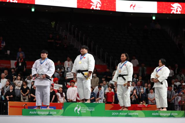 (261002) -- NAGOYA, Oct. 2, 2026 (Xinhua) -- Gold medalist Niu Xinran (2nd L) of China, reacts with silver medalist Lee Hyeonji (1st L) of South Korea and bronze medalists Amarsaikhan Adiyasuren (2nd R) of Mongolia and Mukunoki Miki of Japan during the awarding ceremony for the women +78kg final of Judo at the 20th Asian Games Aichi-Nagoya 2026 in Nagoya, Japan, Oct. 2, 2026. (Xinhua/Yao Qilin)