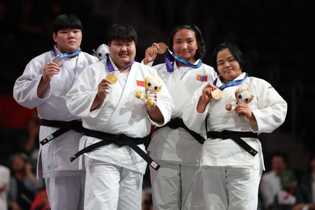 (261002) -- NAGOYA, Oct. 2, 2026 (Xinhua) -- Gold medalist Niu Xinran (2nd L) of China, poses with silver medalist Lee Hyeonji (1st L) of South Korea and bronze medalists Amarsaikhan Adiyasuren (2nd R) of Mongolia and Mukunoki Miki of Japan during the awarding ceremony for the women +78kg final of Judo at the 20th Asian Games Aichi-Nagoya 2026 in Nagoya, Japan, Oct. 2, 2026. (Xinhua/Yao Qilin)