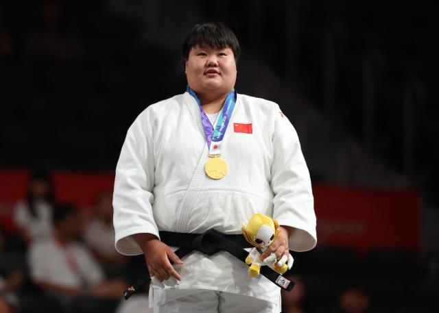 (261002) -- NAGOYA, Oct. 2, 2026 (Xinhua) -- Gold medalist Niu Xinran of China reacts during the awarding ceremony for the women +78kg final of Judo at the 20th Asian Games Aichi-Nagoya 2026 in Nagoya, Japan, Oct. 2, 2026. (Xinhua/Yao Qilin)