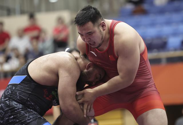 (261002) -- NAGOYA, Oct. 2, 2026 (Xinhua) -- Buheeerdun (R) of China competes with Amir Hossein Zare of Iran during the men's freestyle 125kg final match of Wrestling at the 20th Asian Games Aichi-Nagoya 2026 in Nagoya, Japan, Oct. 2, 2026. (Xinhua/Long Lei)