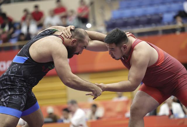 (261002) -- NAGOYA, Oct. 2, 2026 (Xinhua) -- Buheeerdun (R) of China competes with Amir Hossein Zare of Iran during the men's freestyle 125kg final match of Wrestling at the 20th Asian Games Aichi-Nagoya 2026 in Nagoya, Japan, Oct. 2, 2026. (Xinhua/Long Lei)