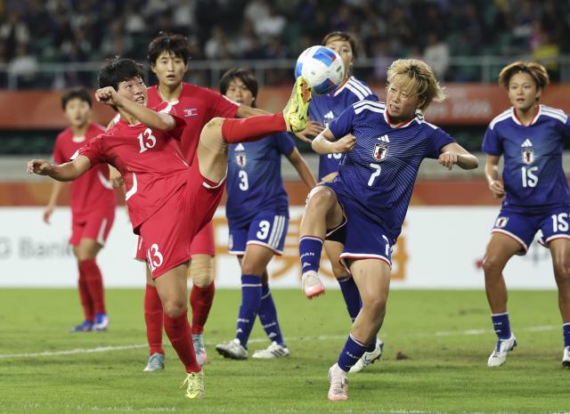 (261002) -- FUKUROI, Oct. 2, 2026 (Xinhua) -- Jon Ryong Jong (L) of DPRK vies with Hamada Megu (2nd R) of Japan during the women's final match of football between Japan and the Democratic People's Republic of Korea (DPRK) at 20th Asian Games Aichi-Nagoya 2026 in Fukuroi of Shizuoka Prefecture, Japan, Oct. 2, 2026. (Xinhua/Jia Haocheng)