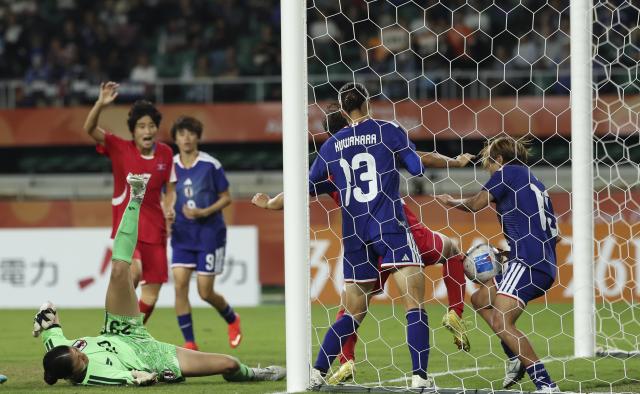 (261002) -- FUKUROI, Oct. 2, 2026 (Xinhua) -- Goalkeeper Ohba Shu (L) of Japan fails to save the ball during the women's final match of football between Japan and the Democratic People's Republic of Korea (DPRK) at 20th Asian Games Aichi-Nagoya 2026 in Fukuroi of Shizuoka Prefecture, Japan, Oct. 2, 2026. (Xinhua/Jia Haocheng)