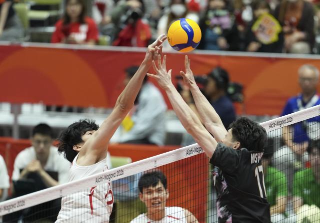 (261002) -- OKAZAKI, Oct. 2, 2026 (Xinhua) -- Zhang Zhejia (L) of China competes during the men's volleyball semifinal match between China and Japan at the 20th Asian Games Aichi-Nagoya 2026 in Okazaki of Aichi Prefecture, Japan, Oct. 2, 2026. (Xinhua/Cheong Kam Ka)
