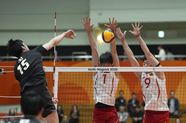 (261002) -- OKAZAKI, Oct. 2, 2026 (Xinhua) -- Li Yongzhen (R) and Wen Zihua (C) of China block a spike from Kai Masato of Japan during the men's volleyball semifinal match between China and Japan at the 20th Asian Games Aichi-Nagoya 2026 in Okazaki of Aichi Prefecture, Japan, Oct. 2, 2026. (Xinhua/Cheong Kam Ka)