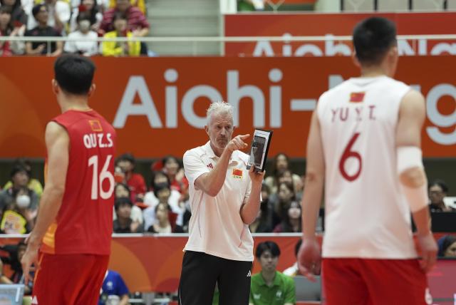 (261002) -- OKAZAKI, Oct. 2, 2026 (Xinhua) -- Vital Heynen (C), head coach of China, gestures during the men's volleyball semifinal match between China and Japan at the 20th Asian Games Aichi-Nagoya 2026 in Okazaki of Aichi Prefecture, Japan, Oct. 2, 2026. (Xinhua/Cheong Kam Ka)